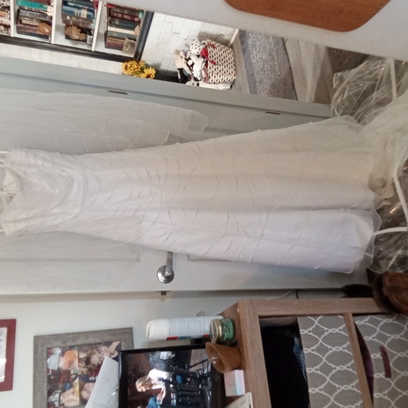 #637 Wedding Dress - Picture 1 of 3